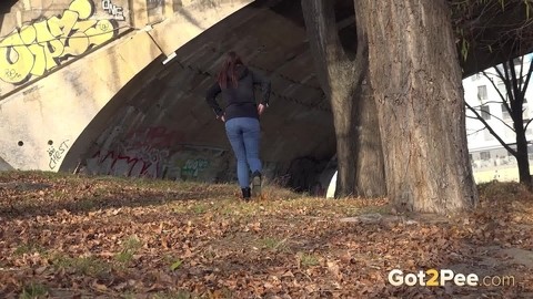 Solo girl Amanda Hill pulls down her jeans for a pee behind a tree in public | Фото 15