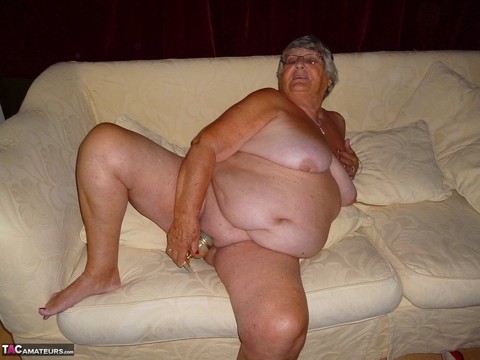 Fat UK nan Grandma Libby gets completely naked before masturbating with a toy | Фото 19