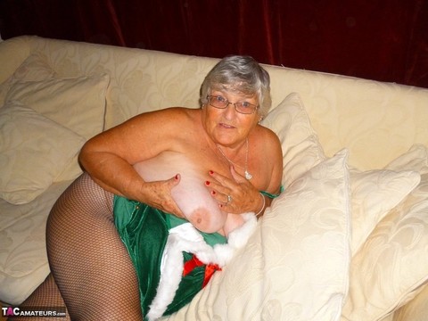 Fat UK nan Grandma Libby gets completely naked before masturbating with a toy | Фото 8