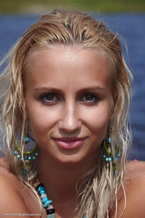 Blonde Russian girl Afina poses totally naked on the beach and in the water | Фото 10