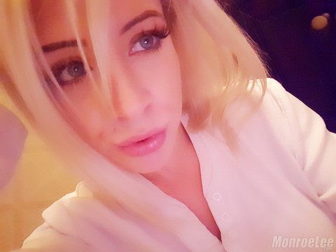 Big titted blonde Monroe Lee shows her phat ass while taking selfies | Фото 14