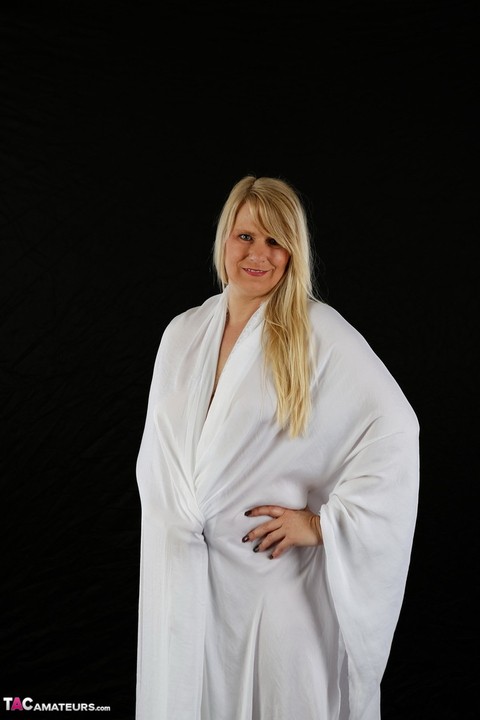 Mature blonde Sweet Susi opens her bathrobe to exposes her totally naked body | Фото 1