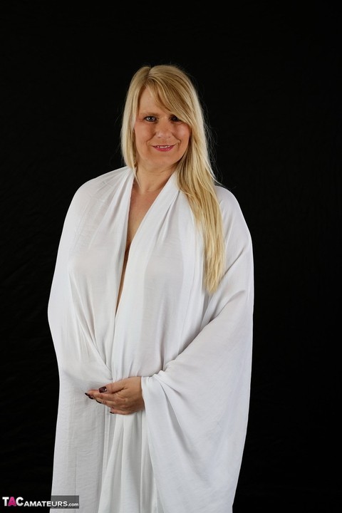 Mature blonde Sweet Susi opens her bathrobe to exposes her totally naked body | Фото 2