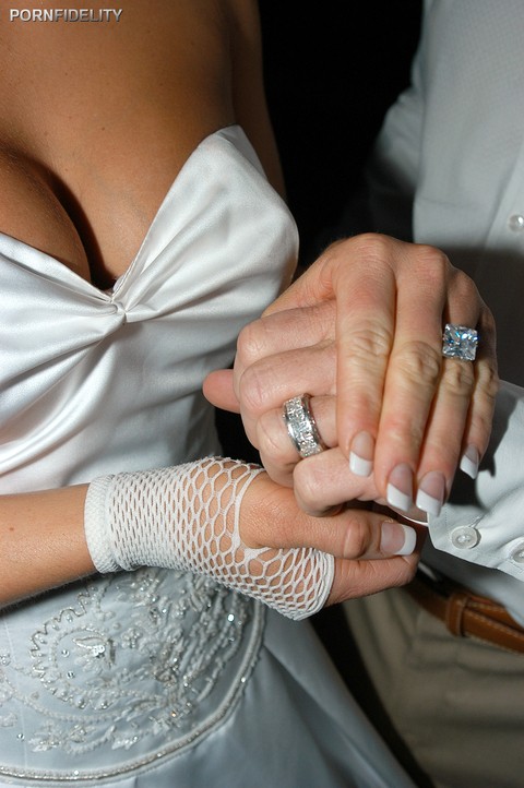 Blonde bride celebrates getting married by fucking in blue stockings | Фото 2