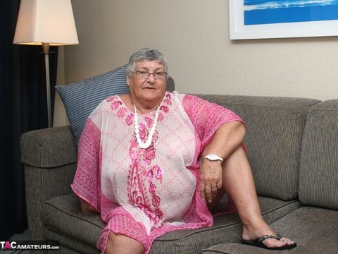 Horny Grandma Libby strips and spreads her old shaved pussy on the sofa | Фото 2