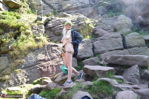 Blonde amateur Barby Slut sucks on a cock after a day of rock climbing | Фото 1