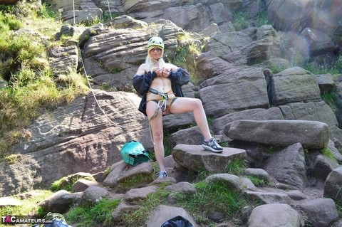 Blonde amateur Barby Slut sucks on a cock after a day of rock climbing | Фото 3