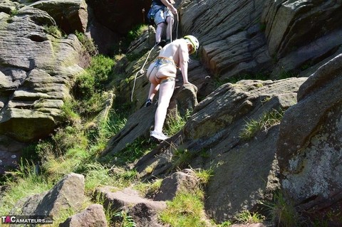 Blonde amateur Barby Slut sucks on a cock after a day of rock climbing | Фото 9