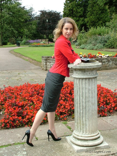 Fully clothed woman steps out of a stiletto heel while visiting a public park | Фото 14