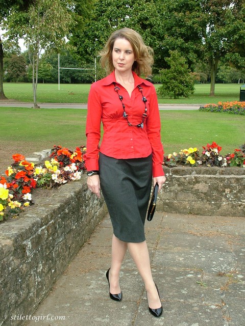 Fully clothed woman steps out of a stiletto heel while visiting a public park | Фото 7