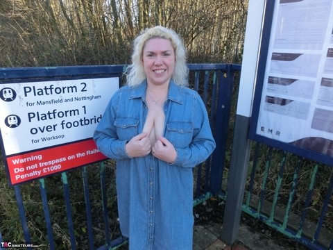 Older blonde Barby exposes her tits and pussy on a train station platform | Фото 3