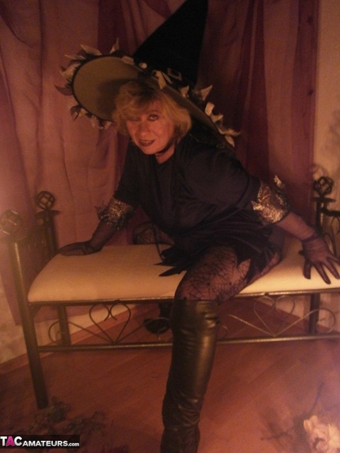 Slutty mature witch Caro looks super sexy in her black boots and pantyhose