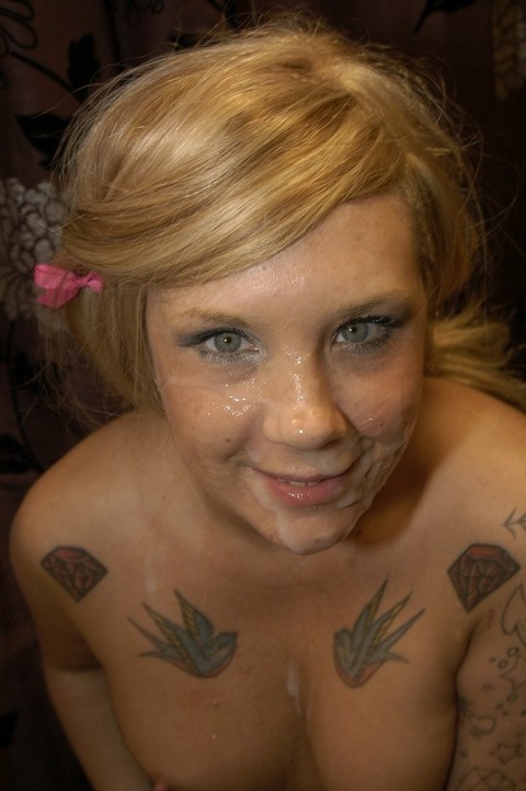 Blonde British babe with hot tattoos Mandy Cinn enjoys thick bukakke facials | Фото 13