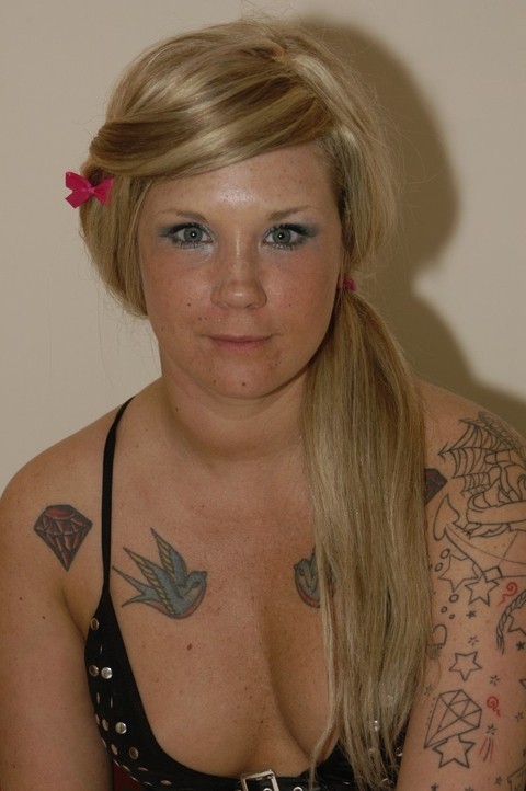 Blonde British babe with hot tattoos Mandy Cinn enjoys thick bukakke facials | Фото 2