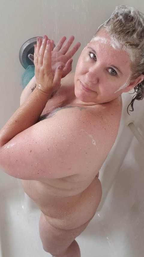 Mature BBW Kris Ann removes a dress before taking a shower in the nude | Фото 16