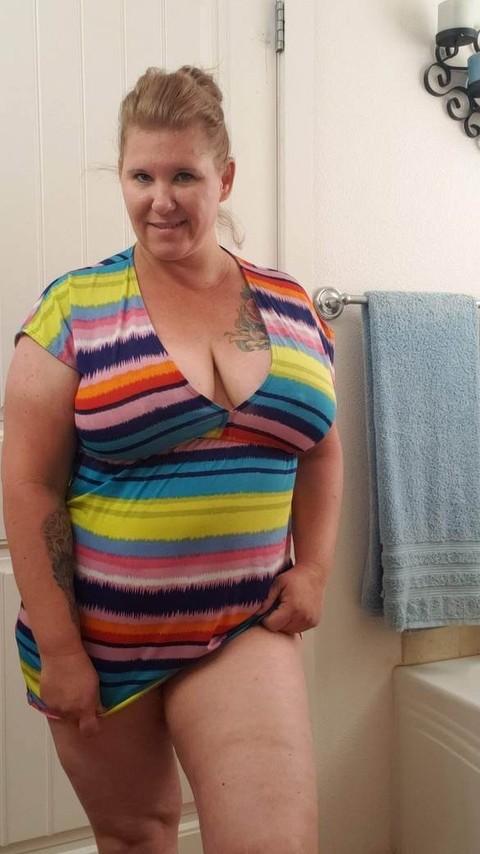 Mature BBW Kris Ann removes a dress before taking a shower in the nude | Фото 2