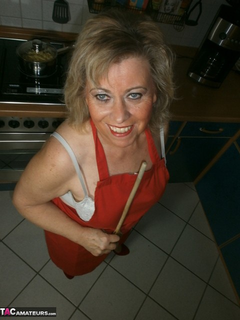 Slutty amateur housewife Caro could not resist masturbating in the kitchen | Фото 3