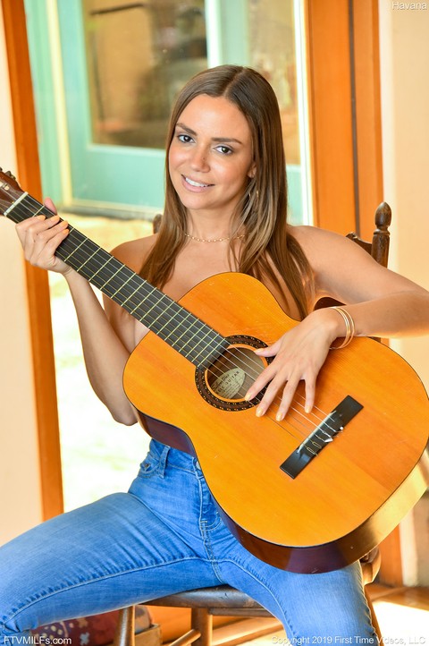 Topless girl slips faded jeans over her phat ass before strumming a guitar | Фото 13