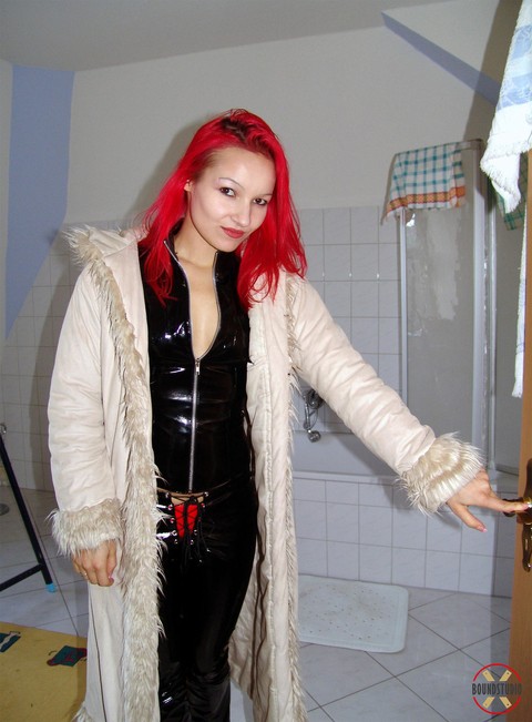 Solo girl with dyed hair Tkbaby practices self bondage in a home dungeon | Фото 11