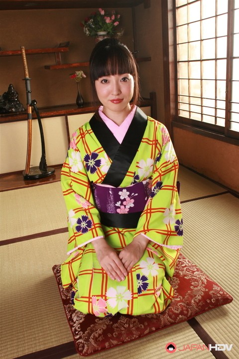 Japanese female exposes her private parts in traditional clothing | Фото 1