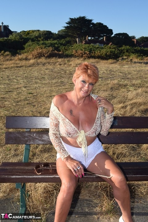 Mature woman with red hair lets her saggy tits free overlooking the ocean | Фото 4