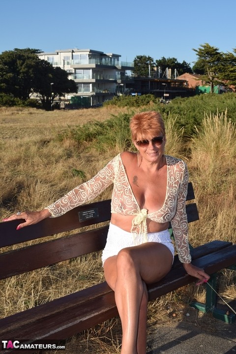 Mature woman with red hair lets her saggy tits free overlooking the ocean | Фото 5