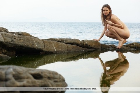 Long legged Fibby shows hot ass while climbing rocks naked at the beach | Фото 13