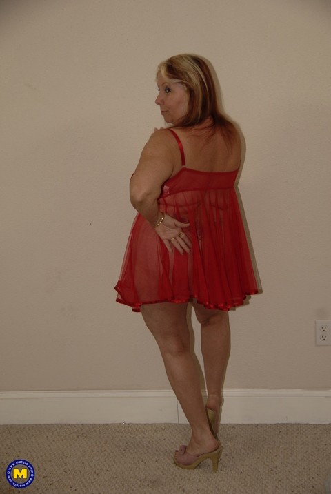 Fat mature in a red dress Tamara Tesla tastes a BBC while kneeling | Фото 2