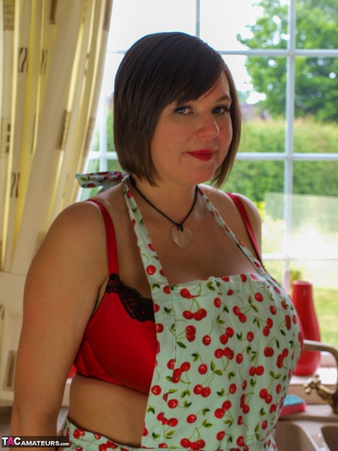 Fat amateur Roxy exposes her huge breasts in her pretties and a kitchen apron | Фото 1