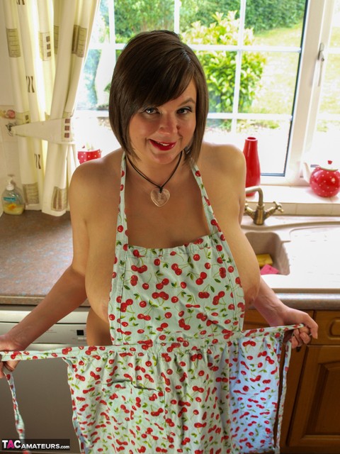 Fat amateur Roxy exposes her huge breasts in her pretties and a kitchen apron | Фото 13