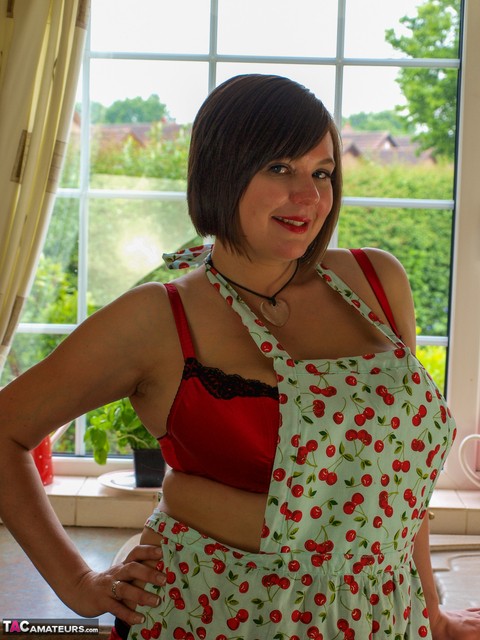 Fat amateur Roxy exposes her huge breasts in her pretties and a kitchen apron | Фото 5