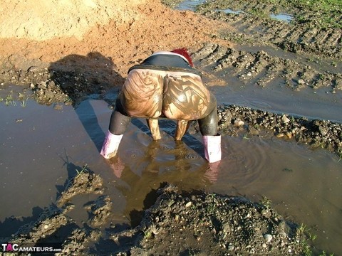 Mature redhead Valgasmic Exposed covers her fat body in mud | Фото 10