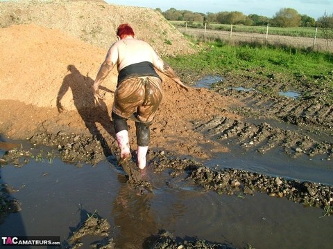 Mature redhead Valgasmic Exposed covers her fat body in mud | Фото 15