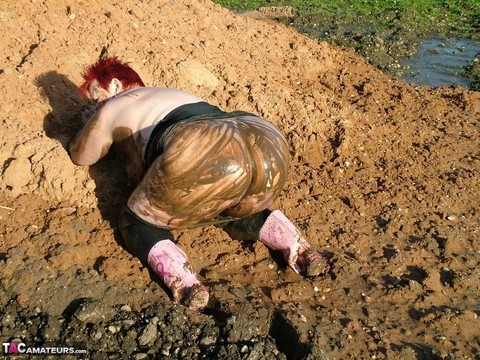 Mature redhead Valgasmic Exposed covers her fat body in mud | Фото 16