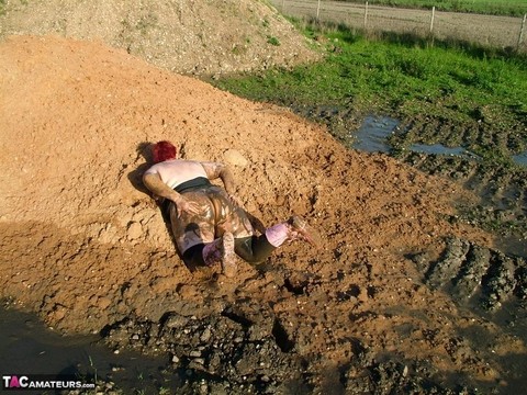 Mature redhead Valgasmic Exposed covers her fat body in mud | Фото 17