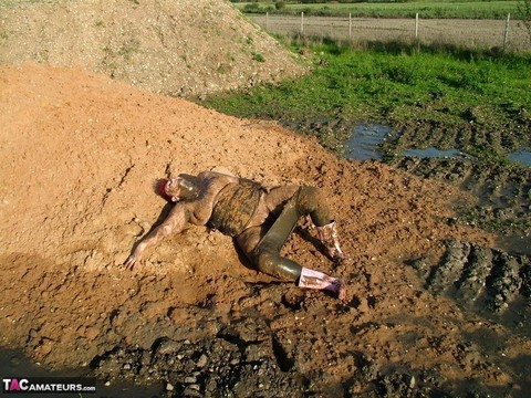 Mature redhead Valgasmic Exposed covers her fat body in mud | Фото 18