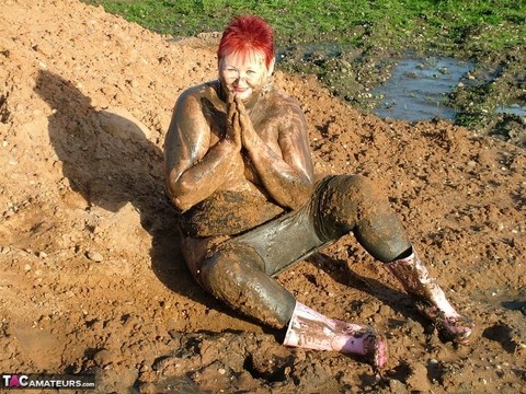 Mature redhead Valgasmic Exposed covers her fat body in mud | Фото 20