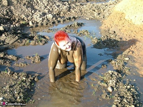 Mature redhead Valgasmic Exposed covers her fat body in mud | Фото 3