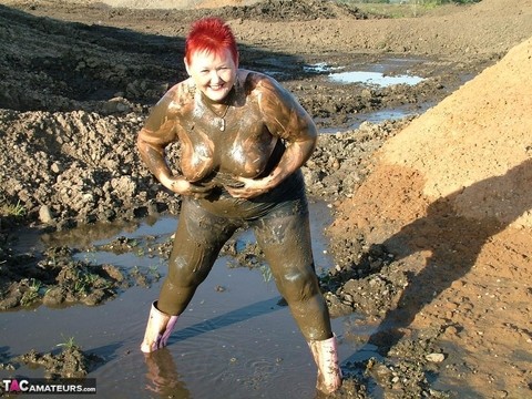 Mature redhead Valgasmic Exposed covers her fat body in mud | Фото 5