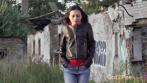 Petite brunette Natasha squats for a piss in a puddle on a gravel road | Фото 1