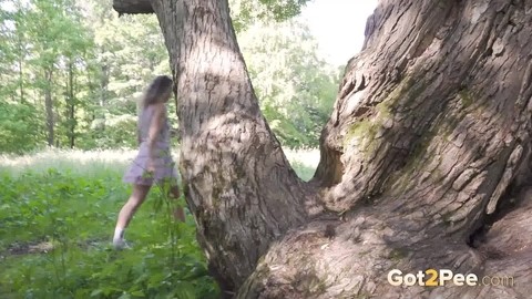 Short taken girl climbs into the crook of a tree before taking a piss | Фото 15