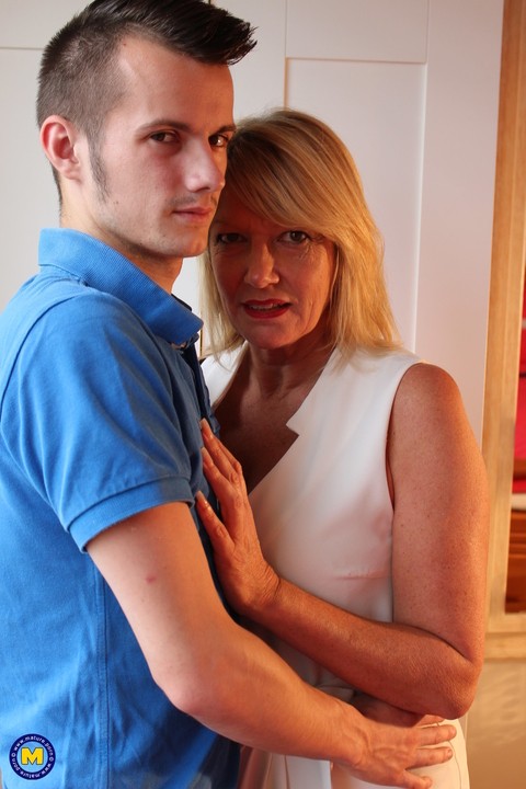 Lovely British housewife Amy seduces and fucks a cute teenage boy | Фото 2