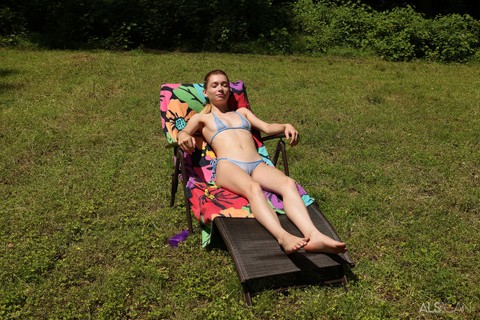 Young amateur Jessica Marie dildos her pussy on a lounge chair in a yard | Фото 1