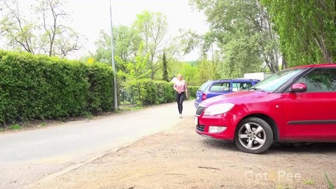 Blonde girl Emily Bright pulls down leggings beside a car for an urgent pee | Фото 1