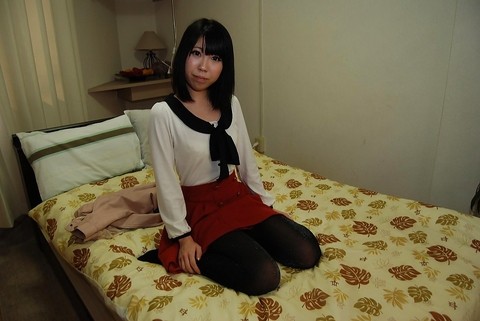 Shy asian chick in pantyhose undressing and vibing her hairy slit | Фото 3