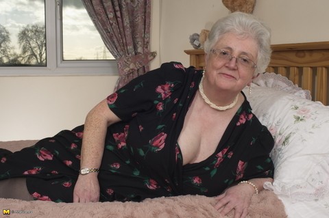 Older granny is still horny and plays with her fatty pussy on the bed | Фото 2