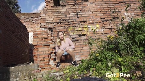 White girl ducks behind an old building to take an urgent piss | Фото 4