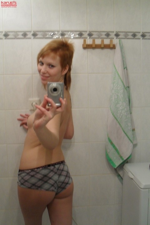 Amateur teen Electra Angel takes a photo of her body while showering herself | Фото 9