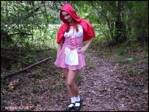 Amateur girl Amber Lily frees tits and twat from Little Red Riding Hood outfit | Фото 1