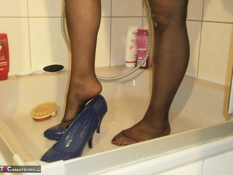 Busty older lady Caro removes her stockings and heels while showering | Фото 8